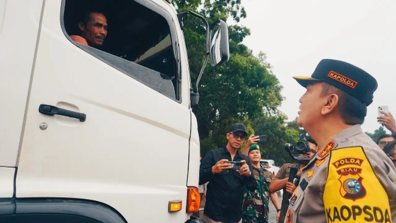 Kapolda Riau Irjen Mohammad Iqbal saat menghentikan truk yang masuk ke Pekanbaru menjelang Lebaran Idul Fitri.