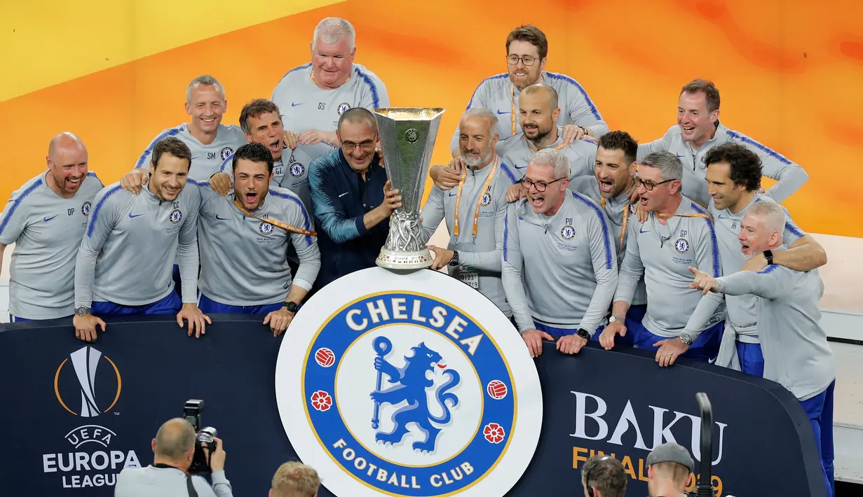 Pelatih Chelsea, Maurizio Sarri mengangkat trofi  Liga Europa usai mengalahkan Arsenal pada pertandingan Final Liga Europa di stadion Olimpiade di Baku, Azerbaijan (30/5/2019). Chelsea berhasil mengalahkan Arsenal 4-1. (AP Photo/Darko Bandic)