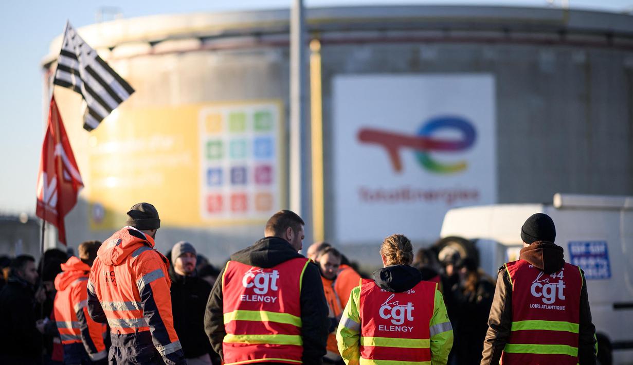 Puluhan anggota serikat pekerja berkumpul di depan kilang Total Energies dalam sebuah aksi untuk menentang perombakan dana pensiun di Donges, Prancis Barat, Rabu (8/2/2023). Prancis bersiap menghadapi pemogokan baru dan demonstrasi massal menentang proposal Presiden Prancis untuk mereformasi pensiun Prancis, termasuk menaikkan usia pensiun dari 62 menjadi 64 tahun. (LOIC VENANCE/AFP)