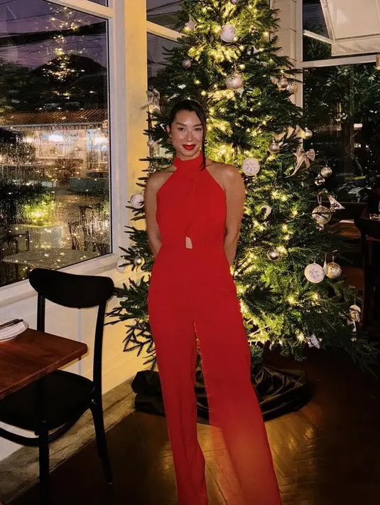 Jennifer memilih mengenakan jumpsuit merah panjang dengan model halter neck serta cut out di bagian depan.  [@jenniferbachdim]
