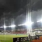 Awan hitam di langit Stadion Si Jalak Harupat, Soreang, Kabupaten Bandung, Selasa (14/11/2023), yang membuat laga antara Senegal U-17 vs Polandia U-17 di Grup D Piala Dunia U-17 2023 harus ditunda. (Bola.com/Ikhwan Yanuar Harun)