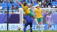 Kapten Timnas Australia, Jackson Irvine (kuning) saat berduel dengan gelandang Timnas Uzbekistan, Otabek Shukurov dalam laga Grup B Piala Asia 2023 (AFP/Giuseppe Cacace)