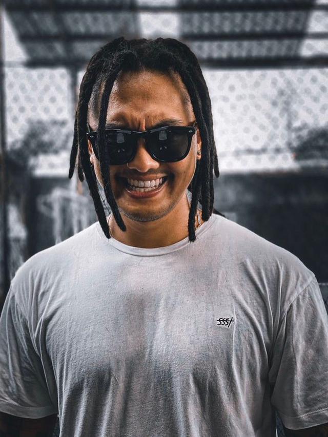 6 Potret Gaya Rambut Gimbal Uus Komika, Sudah Jadi Impian Sejak Kuliah