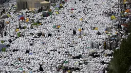 Suasana Salat Ied di jalan Arafah, Arab Saudi, Rabu (23/9/2015). Arab Saudi menetapkan tanggal 23 September 2015 sebagai Hari Raya Idul Adha. (REUTERS/Ahmad Masood)