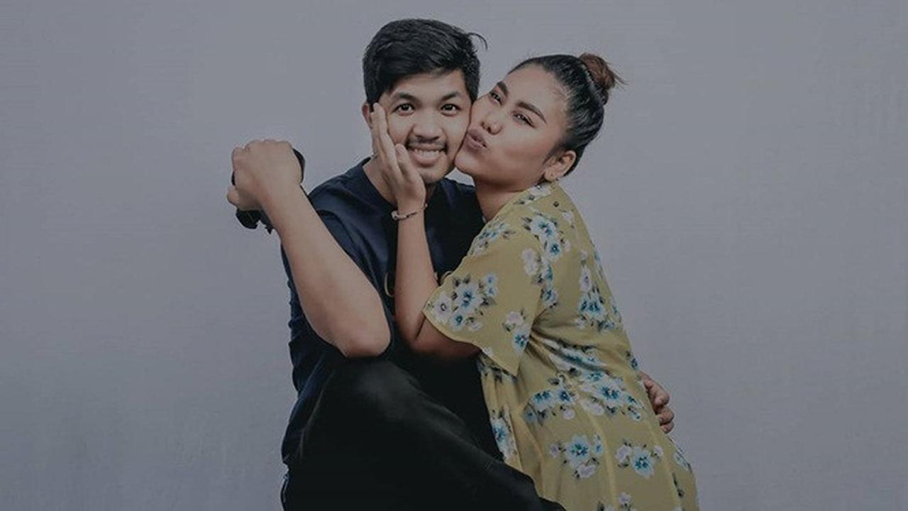 7 Potret Mesra Evi Masamba dan Sang Suami yang Jarang Tersorot