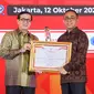 Wali Kota Denpasar, I Gusti Ngurah Jaya Negara (kanan) saat menerima Penghargaan JDIHN Award Terbaik I yang diserahkan Menteri Hukum dan HAM Yasonna H. Laoly pada Kamis (12/10/2023). (Liputan6.com/ist)