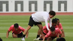 Asisten pelatih Timnas Indonesia, Gong Oh-kyun, saat sesi latihan di Stadion Wibawa Mukti, Cikarang, Senin (13/1/2020). Gong Oh-kyun dinyatakan postif terpapar virus corona. (Bola.com/M Iqbal Ichsan)