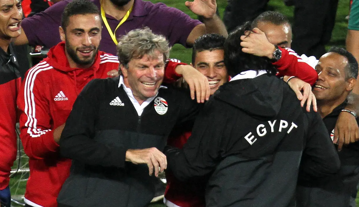 Para pemain dan official Mesir merayakan keberhasilan negaranya lolos ke Piala Dunia 2018 di Stadion Borg El Arab, Alexandria, Senin (8/10/2017). Mesir lolos ke Piala Dunia setelah absen sejak gelaran tahun 1990. (AFP/Tarek Abdel Hamid)