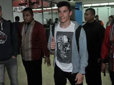 Pebalap MotoGP asal Spanyol, Marc Marquez tiba di Bandara Soekarno-Hatta, Tangerang, Jumat (12/2/2016). Marquez datang untuk acara launching tim Repsol Honda di Sirkuit Sentul pada Minggu (14/2) mendatang. (Liputan6.com/Johan Tallo)