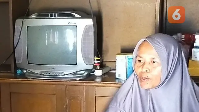 Waqiah, ibu dari anak laki-laki yang divonis mengidap cerebral palsy di Sukabumi (Liputan6.com/Fira Syahrin).