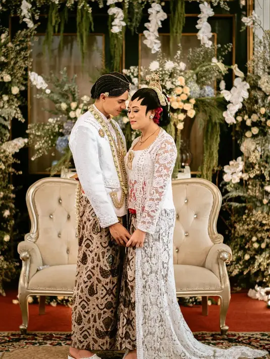 Pernikahan mengusung adat Jawa kental. Tampak kedua yang berbahagia mengenakan busana pengantin warna putih. [Foto: Instagram/djanjisoetji.photography]