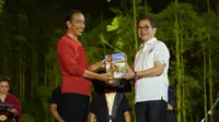Presiden Joko widodo menerima Buku Peta Jalan Indonesia Emas 2045 dari Ketua Kadin Indonesia Arsjad Rasjid. Peta jalan yang disusun secara inklusif dan kolaboratif ini diharapkan bisa menjadi panduan pembangunan untuk melengkapi rencana pembangunan jangka panjang nasional 2025-2045.