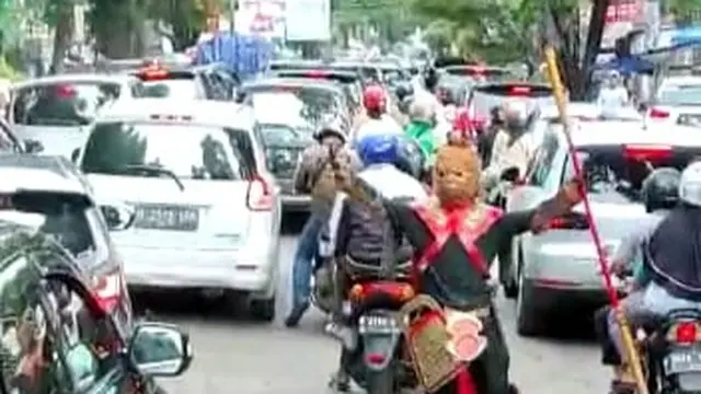 Viral pria berkostum Sun Go Kong bantu mobil damkar terobos kemacetan Kota Bogor