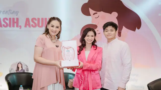 Puspa Dewi memberikan hadiah di hari ulang tahunnya yang ke 55 tahun (ist)