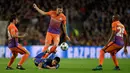 Striker Barcelona, Luis Suarez, terjatuh saat dilanggar pemain Manchester City, John Stones, dalam laga Grup C Liga Champions di Camp Nou, Barcelona, Kamis (20/10/2016) dini hari WIB. (AFP/Lluis Gene)