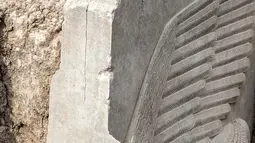 Sebuah penggalian di Irak utara telah menemukan patung pualam berusia 2.700 tahun yang menggambarkan Dewa Assyria bersayap, Lamassu, yang ditemukan dalam keadaan utuh meskipun ukurannya besar. (Zaid AL-OBEIDI / AFP)