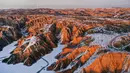 Foto dari udara yang diabadikan pada 3 Desember 2020 ini menunjukkan pemandangan Mahuangliang Loess Geopark usai turun salju di Kota Yulin, Provinsi Shaanxi, China barat laut. (Xinhua/Tao Ming)