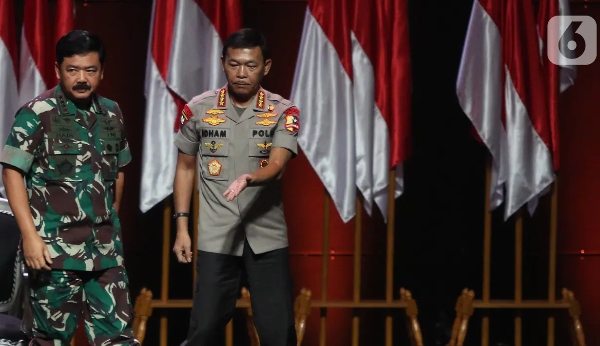 Kapolri Jenderal Pol Idham Aziz (kanan) dan Panglima TNI Marsekal TNI Hadi Tjahjanto (kiri) usai diskusi panel VIII Rakornas Indonesia Maju antara Pemerintah Pusat dan Forum Koordinasi Pimpinan Daerah (Forkopimda) di Bogor, Jawa Barat, Rabu (13/11/2019). (Liputan6.com/Herman Zakharia)