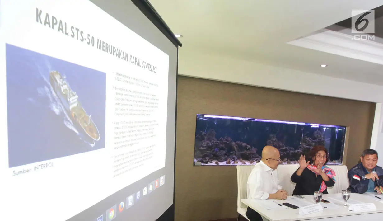 Menteri KKP Susi Pudjiastuti menjelaskan penangkapan kapal buronan interpol, Jakarta, Sabtu (7/4). Susi mengatakan Satgas 115 mendapatkan permintaan resmi dari Interpol melalui NBC Indonesia untuk memeriksa kapal STS-50. (Liputan6.com/Angga Yuniar)