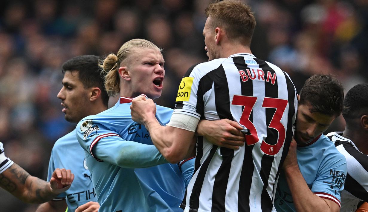 Striker Manchester City, Erling Haaland (kiri) terlibat keributan dengan bek Newcastle United, Dan Burn pada laga lanjutan Liga Inggris 2022/2023 di Etihad Stadium, Manchester, Sabtu (4/3/2023) malam WIB. (AFP/Paul Ellis)