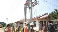 Butuh perjuangan bagi petugas PLN untuk melistriki  Pongok dan Celagen. (Dok PLN)