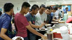 Pemain baru T-Team, Rohit Chand (ke empat dari kiri) bersama pemain muda T-Team saat makan malam bersama di Kelab Ekslusif Bandaraya Kuala Terengganu, Malaysia (25/01/2016). (Bola.com/Nicklas Hanoatubun)