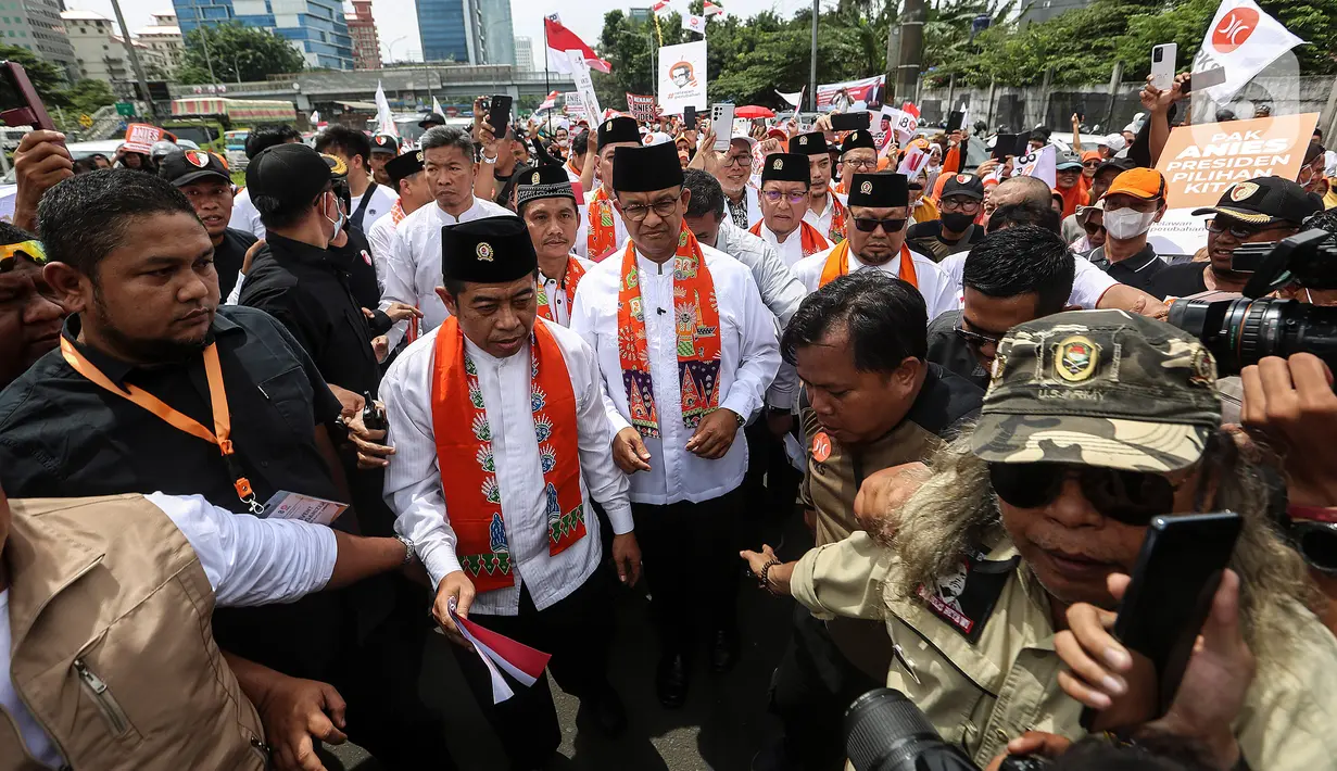 Anies Baswedan tiba untuk menghadiri deklarasi Capres 2024 di Kantor DPP PKS, Jakarta, Kamis (23/2/2023). Anies datang dengan diarak ratusan kader PKS dengan membawa atribut PKS.  (Liputan6.com/Johan Tallo)