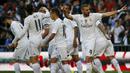Para pemain Real Madrid merayakan gol yang dicetak Karim Benzema pada laga La Liga melawan Getafe di Stadion Santiago Bernabeu, Spanyol, Sabtu (5/12/2015). (Reuters/Susana Vera)