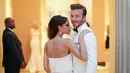 David Beckham dan Victoria Beckham tampil kompak dengan putih-putih di red carpet Met Gala. Mesra banget ya! (REX/Shutterstock/HollywoodLife)