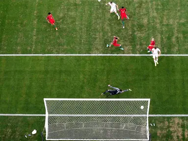 Robert Lewandowski (2kiri) mencetak gol ke gawang Portugal pada perempat final Piala Eropa 2016 di Stade VÈlodrome, Marseille, Pranci, (30/6/2016) dini hari WIB. (REUTERS/Kai Pfaffenbach)