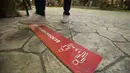 Sebuah tanda jaga jarak sosial (social distancing) terlihat di taman hiburan Dream Island di Moskow, Rusia (18/7/2020). Taman hiburan indoor tersebut dibuka kembali untuk umum pada Sabtu (18/7) setelah ditutup sementara akibat pandemi COVID-19. (Xinhua/Alexander Zemlianichenko Jr)