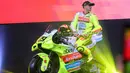 <p>Pembalap MotoGP, Fabio Di Giannantonio menaiki motornya dalam launching tim Pertamina Enduro VR46 yang berlangsung di Balai Kartini, Jakarta, Sabtu (25/01/2025). (Bola.com/Bagaskara Lazuardi)</p>