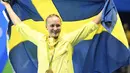 Sarah Sjostrom memegang bendera Swedia di atas podium setelah meraih medali emas renang nomor 100 meter gaya kupu-kupu pada Olimpiade 2016 di Rio de Janeiro, Minggu (7/8). Sjostrom memecahkan rekor dunianya atas namanya sendiri (GABRIEL Bouys/AFP)
