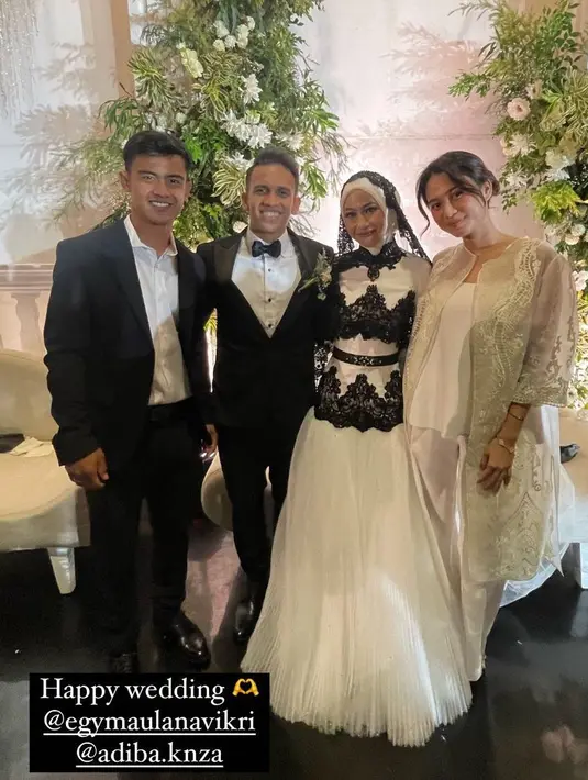 <p>Pratama Arhan tampil mengenakan setelan jas hitam, bersama istrinya Azizah Arham yang mengenakan outer berbordir di atas inner putih serasi dengan celananya. [@pratamaarhan8]</p>