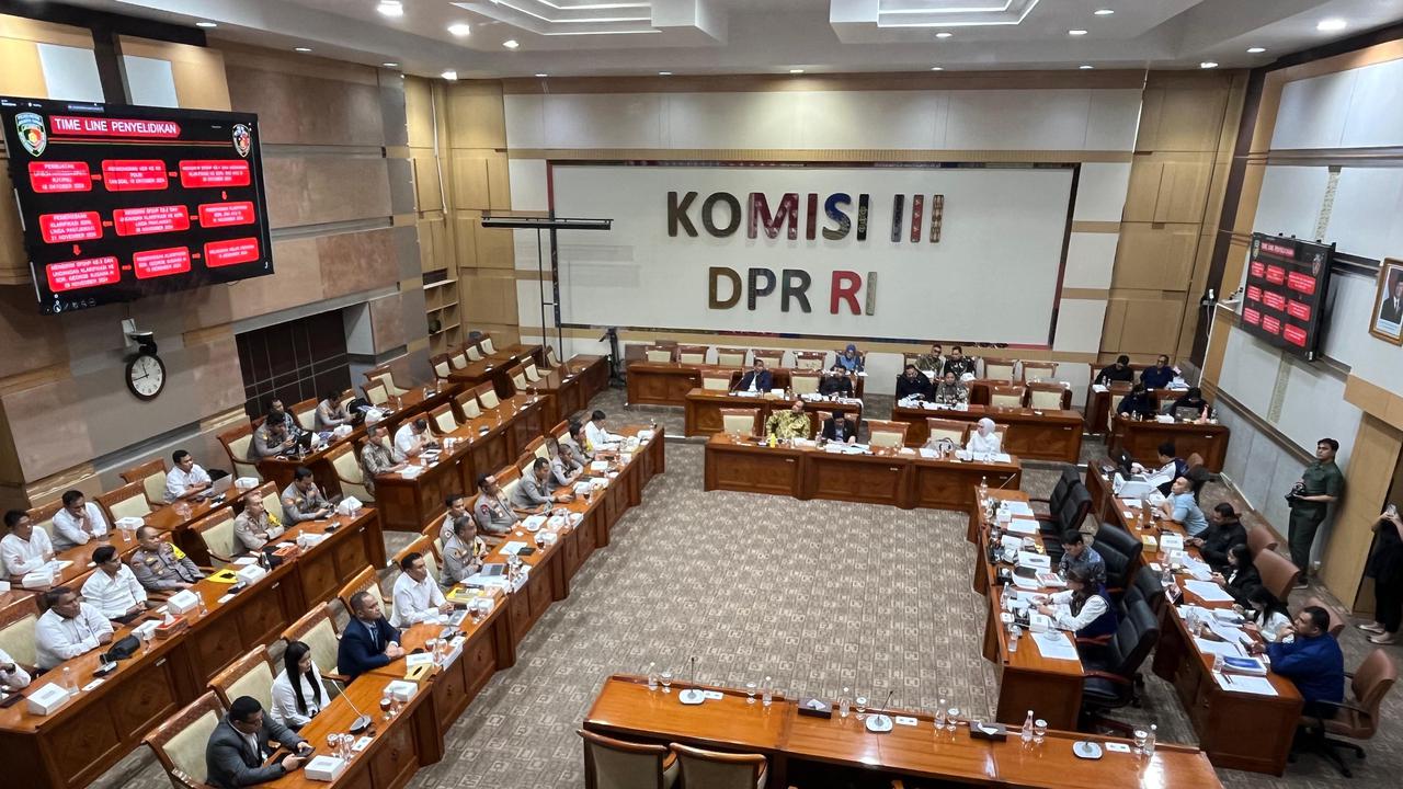 Komisi III DPR menggelar Rapat Dengar Pendapat (RDP) dengan Kapolres Metro Jakarta Timur dan korban penganiayaan oleh anak bos toko roti di Cakung Jakarta Timur yakni Dwi Ayu Darmawati.