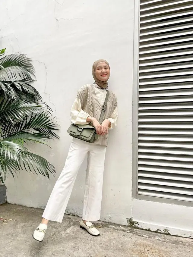 8 Ide Padu Padan Celana Jeans Putih Bagi Wanita Berhijab, Chic dan Trendy!