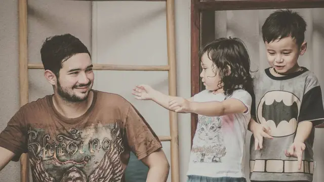 6 Potret Artis Pria Pemeran Antagonis saat Momong Anak, Jadi Family Man Sejati
