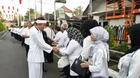 Bupati Purwakarta Dedi Mulyadi menyalami seluruh PNS di hari pertama masuk kantor setelah libur Lebaran. (Liputan6.com/Abramena)