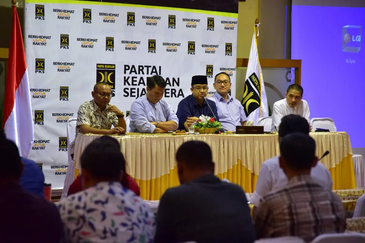 Anies mengumumkan personel tim sinkronisasi. (Anies-Sandi Media Center)