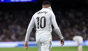 Penyerang Real Madrid, Kylian Mbappe, tampak kecewa setelah timnya menyerah 0-2 dari Celta Vigo pada laga pekan ke-15 La Liga di Santiago Bernabeu, Senin (8/12/2025) dini hari WIB. (AFP/Thomas COEX)
