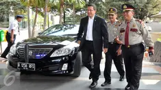 Menteri Agama Lukman Hakim Saifuddin menyambangi Gedung KPK, Jakarta, Kamis (5/11). Kedatangannya untuk membahas pelaksanaan program pendidikan keagamaan yang dilakukan Kemenag. (Liputan6.com/Helmi Afandi)