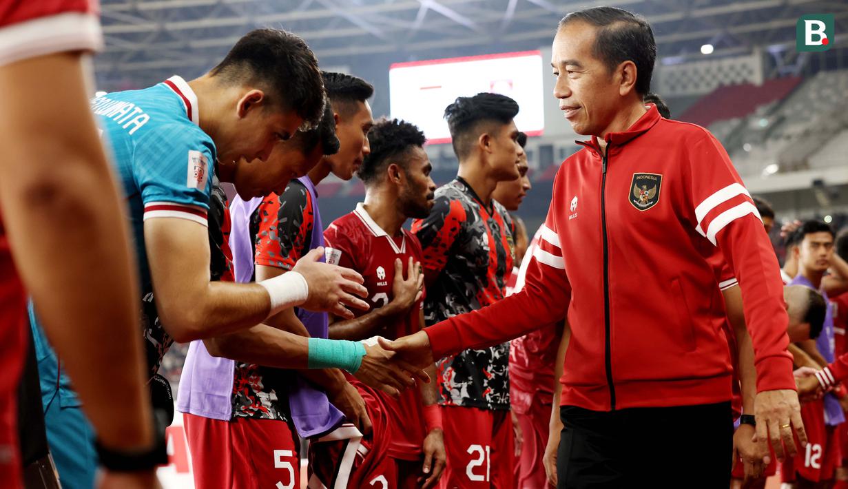 Setelah pertandingan usai, Jokowi juga menyempatkan turun ke lapangan dan memberikan selamat kepada pemain Timnas Indonesia. (Bola.com/M Iqbal Ichsan)