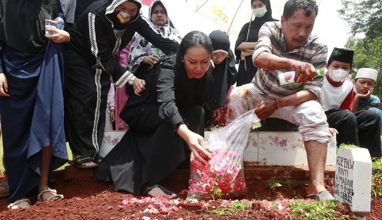 Pemakaman Ibu Kalina Ocktaranny (Muhammad Akrom Sukarya/KapanLagi.com)