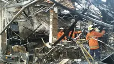 Polisi terus menyelidiki penyebab kebakaran di Kramat Bunder, Senen, Jakarta Pusat. Kebakaran ini menghanguskan 13 bangunan dan 5 unit toko pada Minggu siang kemarin. Hari ini polisi menggelar olah TKP.