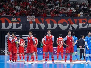 Pemain Timnas Futsal Indonesia berkumpul untuk memberikan penghormatan kepada para suporter usai melakoni laga terakhir Grup A Piala Asia Futsal 2026 melawan Irak di Indonesia Arena, Kompleks Gelora Bung Karno, Senayan, Jakarta, Sabtu (31/1/2026). Bermain imbang 1-1 dengan Irak, Timnas Futsal Indonesia mengunci status sebagai juara Grup A sekaligus memastikan lolos ke babak perempat final Piala Asia Futsal 2026. (Bola.com/Bagaskara Lazuardi)
