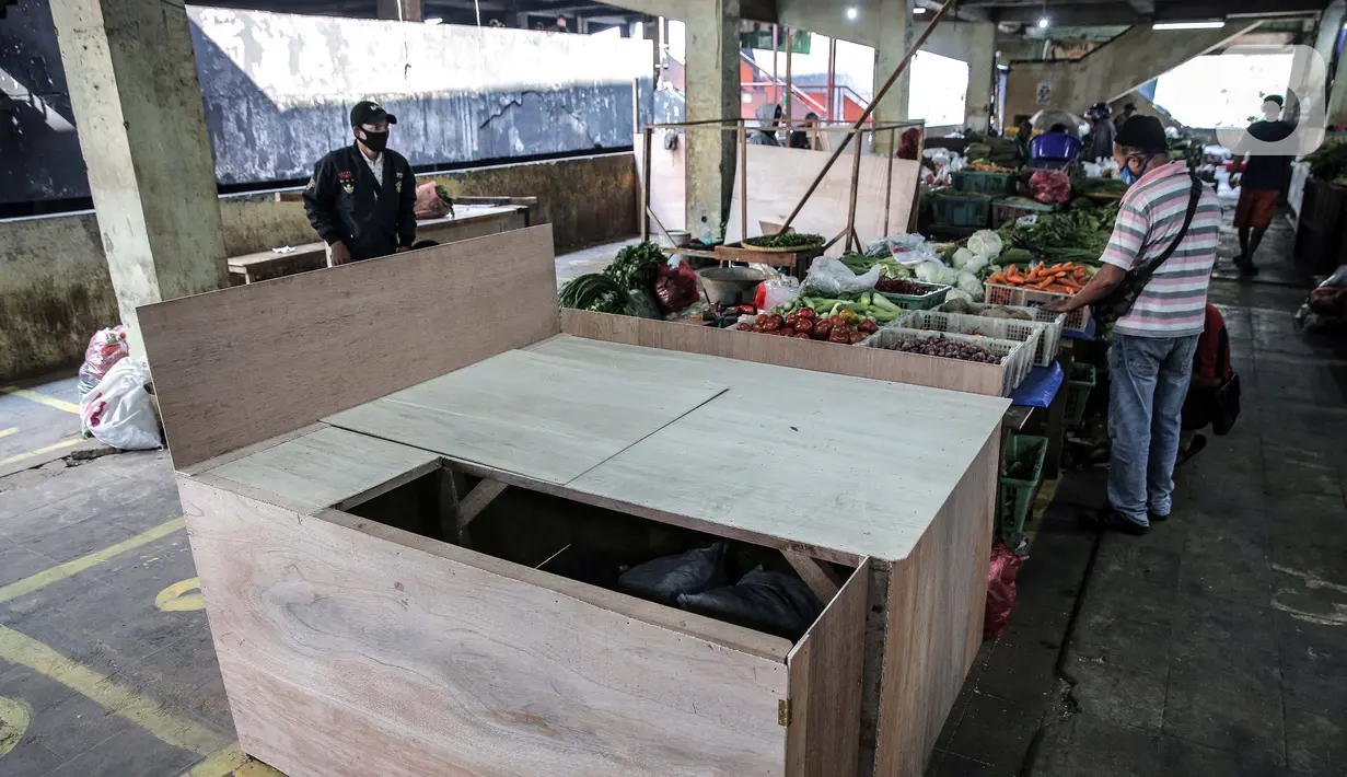 Suasana lapak jualan pedagang terdampak kebakaran di Blok B, Pasar Minggu, Jakarta Selatan, Rabu (21/4/2021). Lapak baru tersebut merupakan upaya relokasi agar puluhan pedagang bisa memulai jualan kembali. (Liputan6.com/Faizal Fanani)