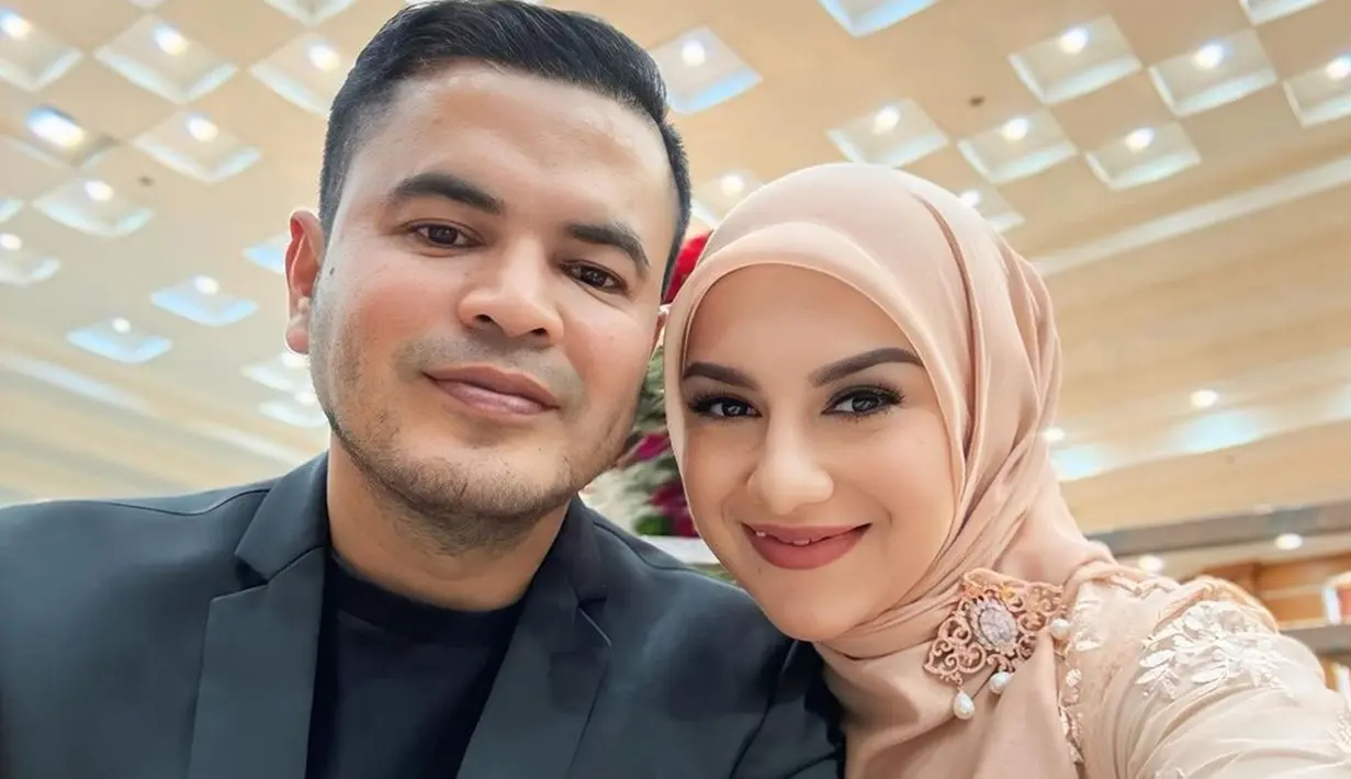 Selaras dengan unggahan sang istri, Haldy Sabri juga membagikan potretnya berdua dengan Irish Bella di momen kondangan tersebut. Pasangan yang menikah pada 19 Oktober ini begitu romantis saat selfie, di mana Irish meletakkan dagunya di pundak sang suami. (Liputan6.com/IG/@haldy_sabri)