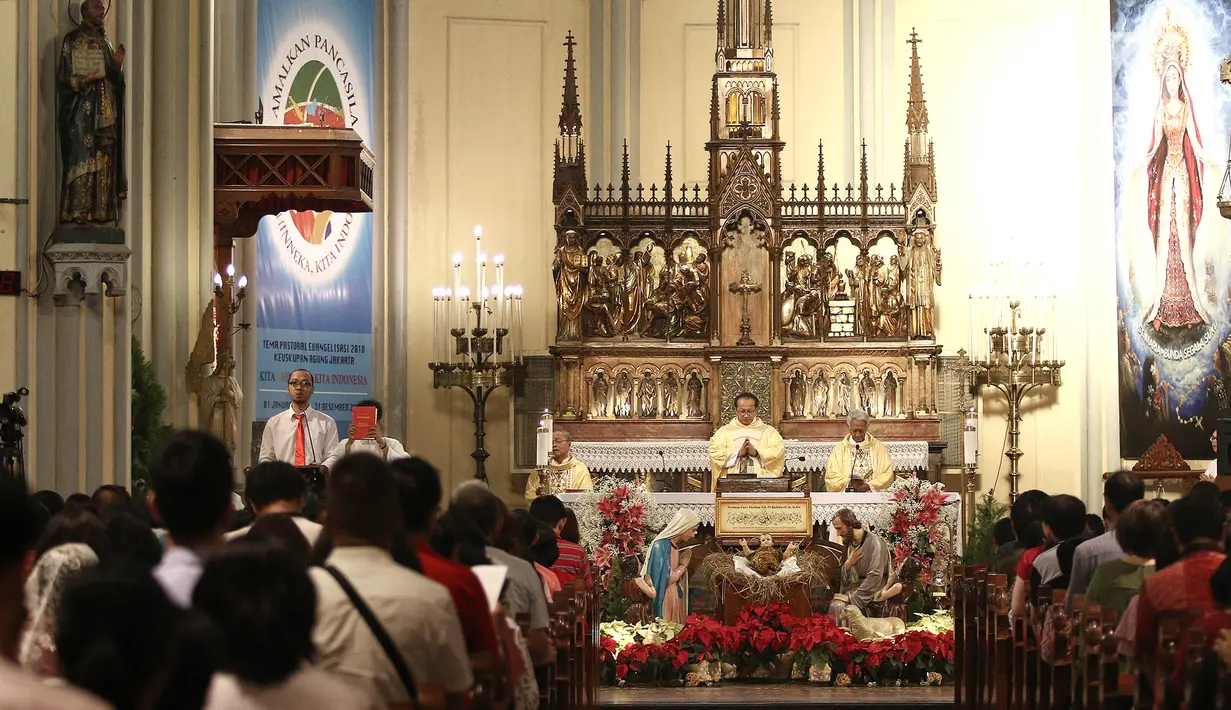 Suasana Misa Natal 2018 di Gereja Katedral, Jakarta, Senin (24/12). Misa Natal 2018 yang dipimpin Pastor kepala paroki Hani Rudi Hartoko mengusung tema "Yesus Kristus Hikmat Bagi Kita”. (Liputan6.com/Herman Zakharia)