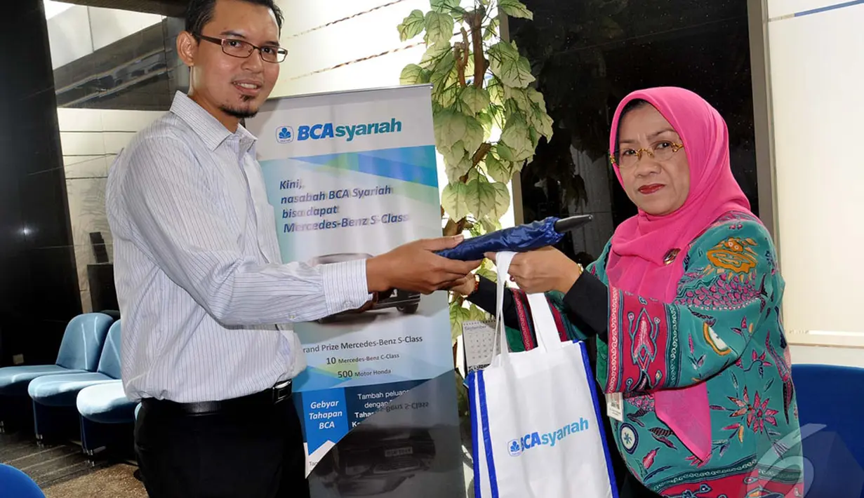 Nasabah yang datang diberikan souvenir menarik dari BCA Syariah sebagai wujud terima kasih atas dukungan nasabah setianya selama ini, Jakarta, Kamis (9/4/2014) (Liputan6.com/Miftahul Hayat)