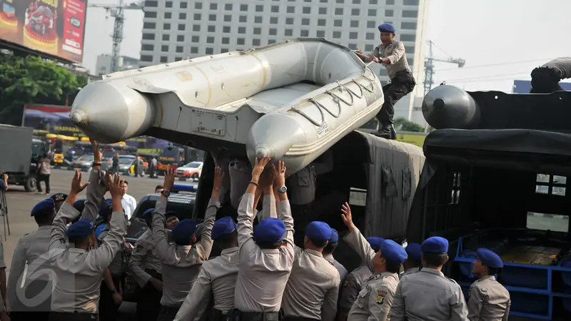 20151127-Hadapi Musim Hujan, Ratusan Polisi Apel Siaga Banjir di Polda Metro Jaya-Jakarta